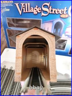 BACHMANN Village Street Car Train Set Auto Reversing + 4 EXTRA TRACKS 25017