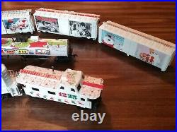 CHRISTMAS TREE TRAIN SET ho scale engine diesel Rudolph lot 7 Grinch frosty