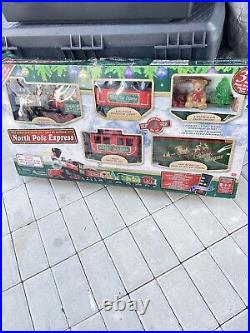 Eztec North Pole Express Train Set Christmas Wireless Remote Musical 35 Pieces