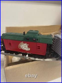 Lionel 6-21944 O27 Gauge Christmas Train Set withmusical boxcar