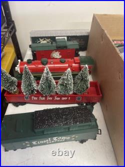 Lionel 6-21944 O27 Gauge Christmas Train Set withmusical boxcar