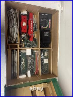Lionel 6-21944 O27 Gauge Christmas Train Set withmusical boxcar