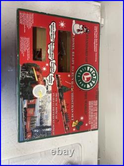 Lionel 6-21944 O27 Gauge Christmas Train Set withmusical boxcar
