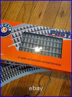 Lionel North Pole Central Christmas 0 Gauge Train Set # 6-30020 Plus Extra Track