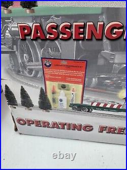 Lionel North Pole Large 40 x 60 Oval Track Central Christmas Train Set 6-30040