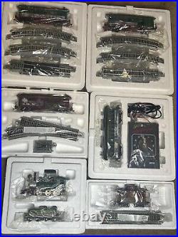 NIP Thomas Kinkade's Christmas Express Train Set with 6 Cars and 26 Tracks READ