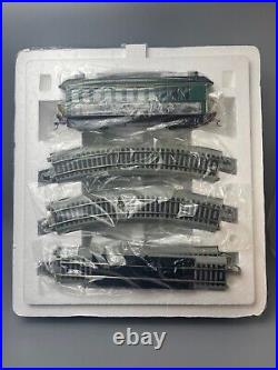 NIP Thomas Kinkade's Christmas Express Train Set with 6 Cars and 26 Tracks READ