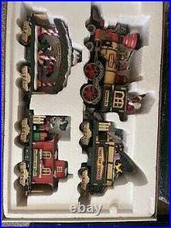 New Bright HOLIDAY EXPRESS Animated Christmas Train Set 380 Plus 4 Extra Cars