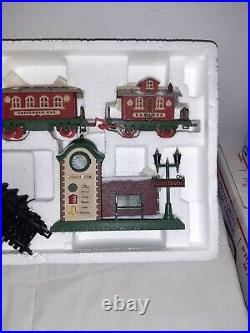 New Bright THE HOLIDAY EXPRESS # 178 Train Set 4 Car Christmas Train IN BOX