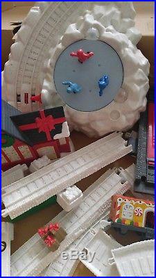 THOMAS' CHRISTMAS DELIVERY Trackmaster Motorized Train Set COMPLETE SET