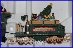 VINTAGE DILLARD'S TRIMMINGS CHRISTMAS ANIMATED ELECTRONIC TRAIN SET G SCALE Read